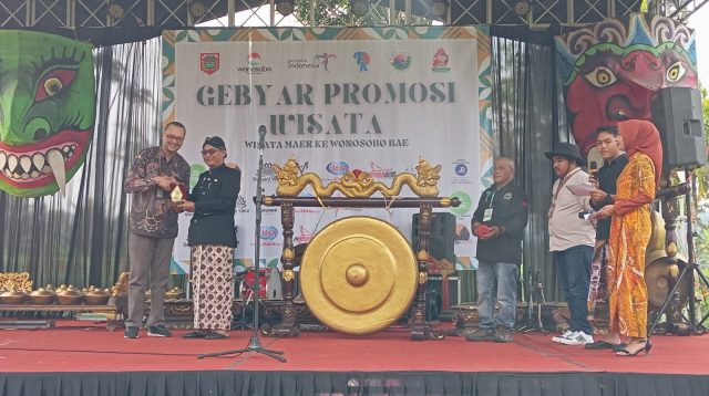 Kepala Dinas Pariwisata Wonosobo Agus Wibowo, S.Sos. dan Dr. Nuryuda mewakili Dekan Sekolah Vokasi UGM saat penyerahan piagam Perjanjian Kerja Sama di Desa Plobangan, Kecamatan Selomerto, Kabupaten Wonosob, Jumat (24/11). (travelnesia.id/suprobo)