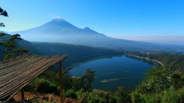 Lembah Seroja dengan pemandangan Telaga Menjer dan Gunung Sindoro.