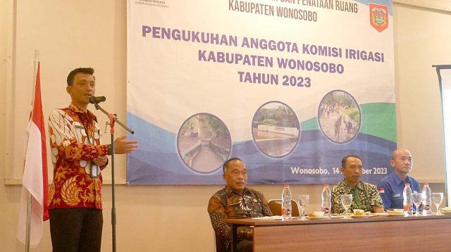 Kepala Dinas PUPR Wonosobo, Nurudin Ardiyanto memberikan sambutan dalam kegiatan Sosialisasi dan Pembekalan Anggota Komisi Irigasi tahun 2023 di Hotel Front One Harvest Hotel, Kabupaten Wonosobo, Kamis (14/12/2023).