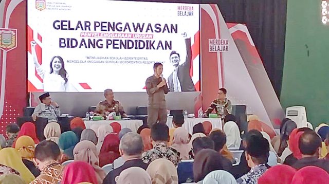 Disdikpora menggelar Bimtek pengawasan penyelenggaraan urusan bidang pendidikan bertempat di GOR Patriot SMAN 2 Wonosobo, Jumat (22/12/2023).