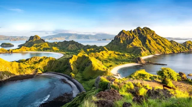 Pulau-Padar-Labuan-Bajo-berwarna-Hijau-1024x576